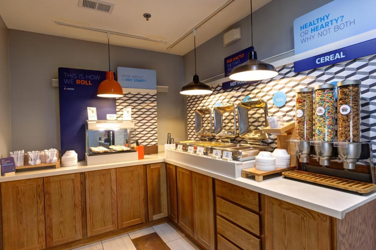 Holiday Inn Express Hotel & Suites Shelbyville By Ihg Esterno foto