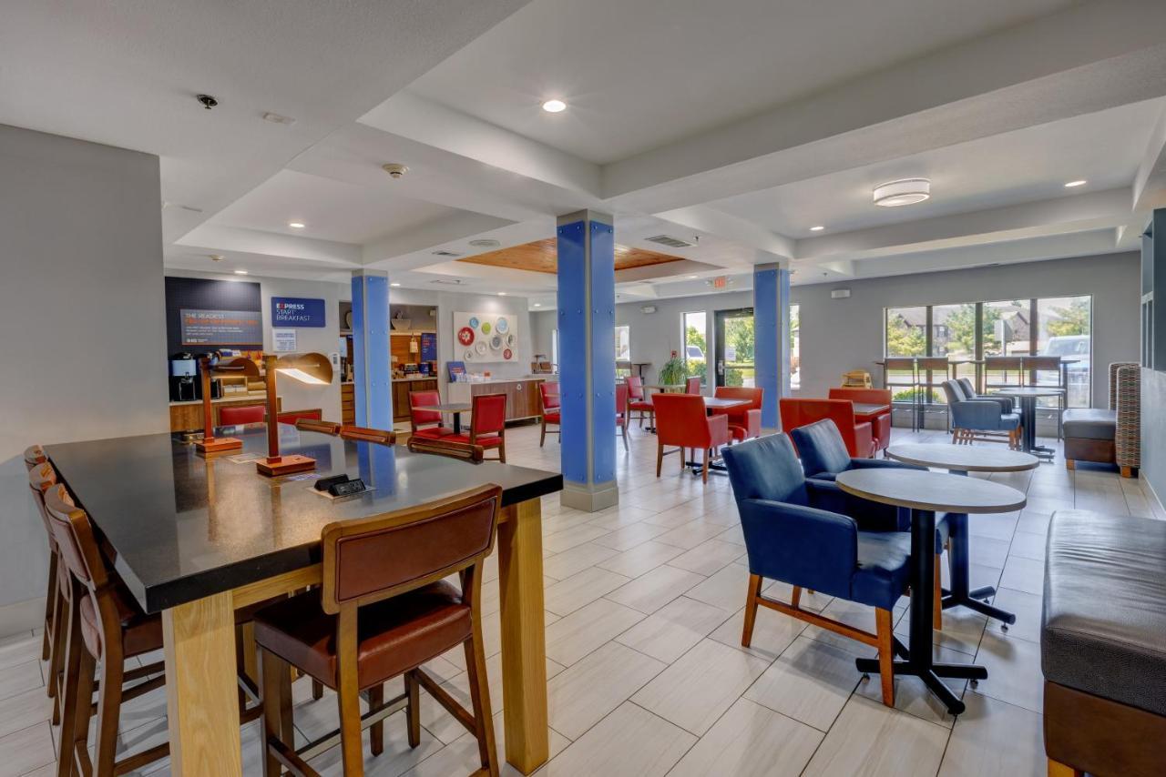 Holiday Inn Express Hotel & Suites Shelbyville By Ihg Esterno foto