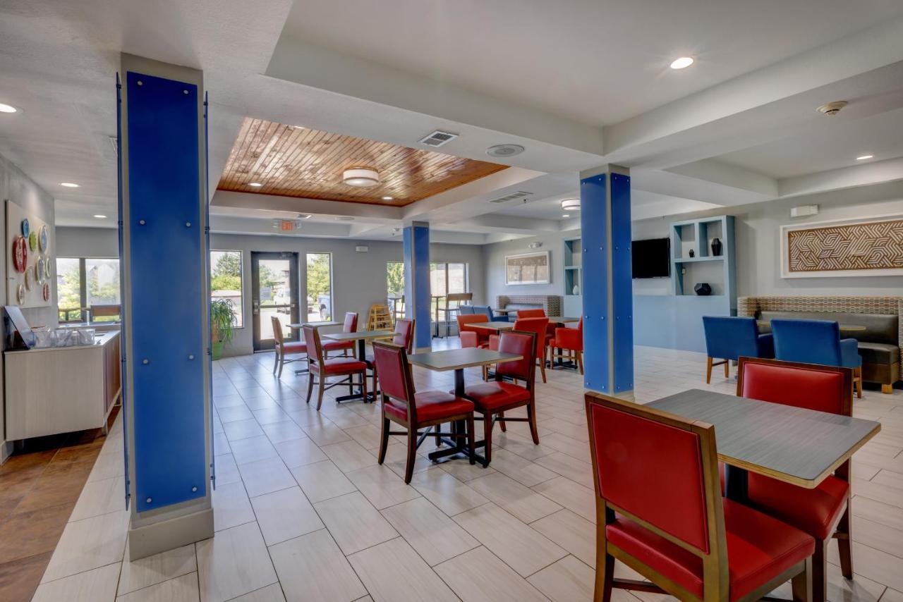 Holiday Inn Express Hotel & Suites Shelbyville By Ihg Esterno foto