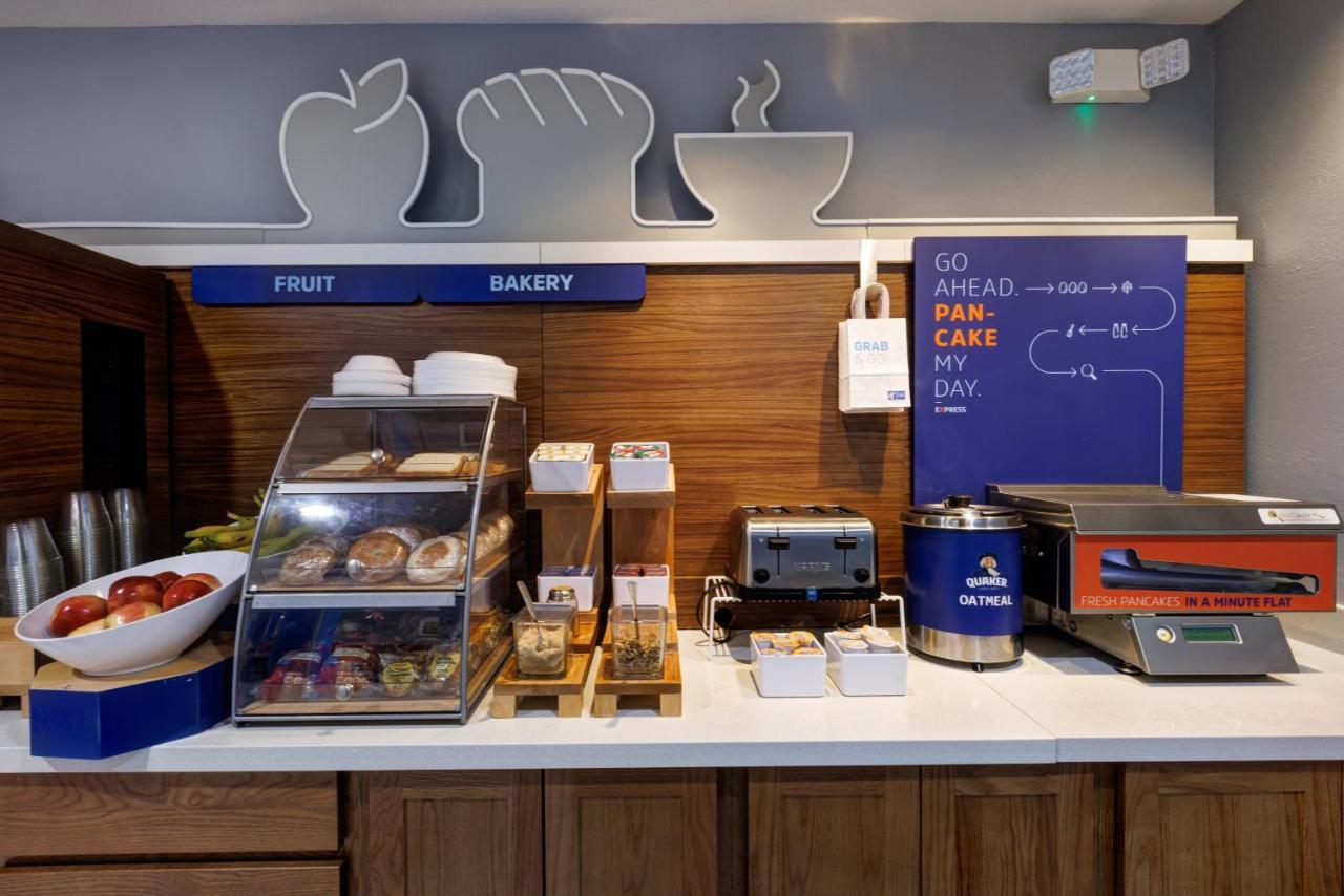 Holiday Inn Express Hotel & Suites Shelbyville By Ihg Esterno foto